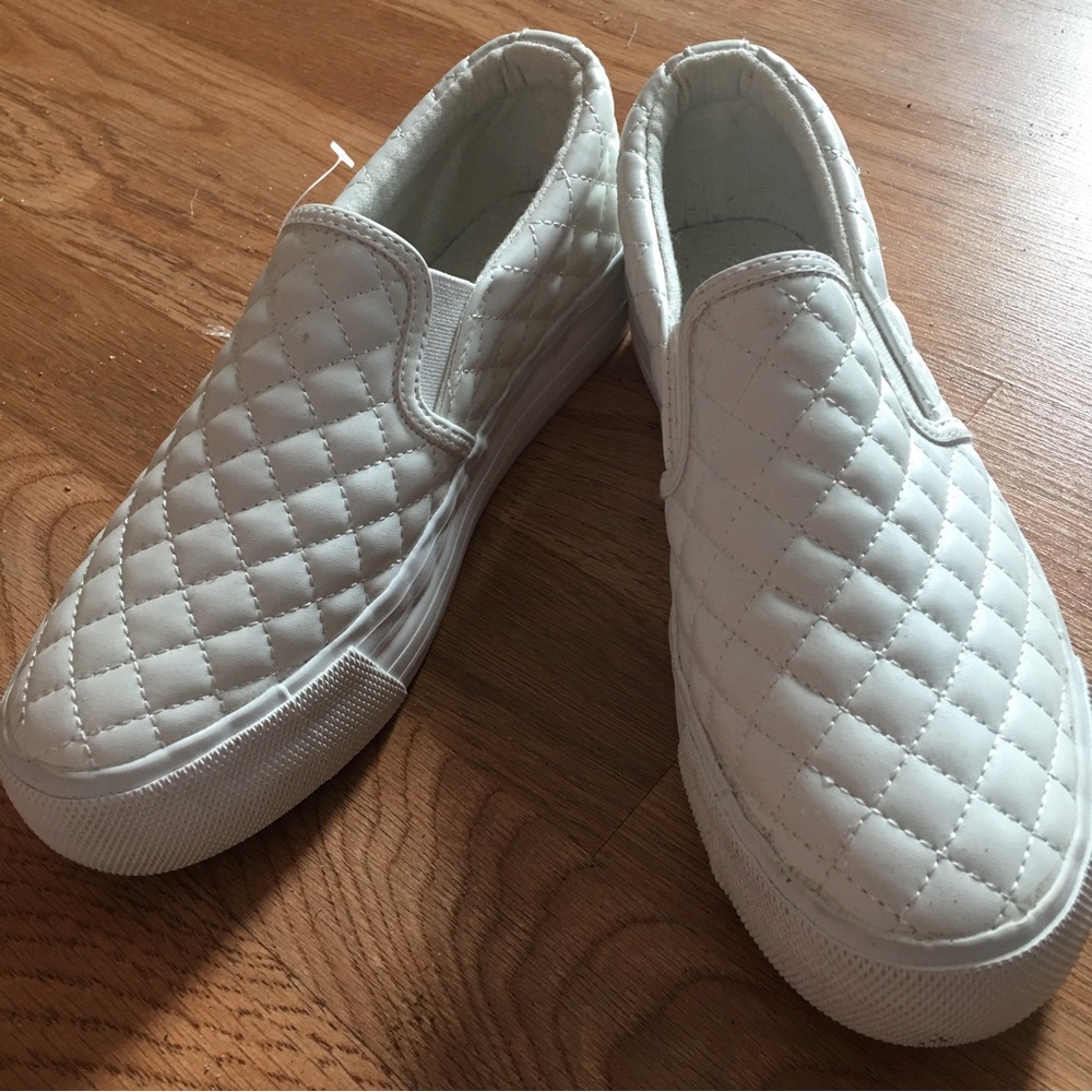 New Mudd flat sneakers size 8.5. - Picture 2 of 4